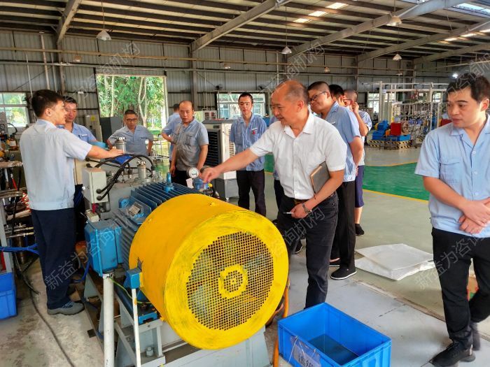 顧問老師現(xiàn)場悉心輔導(dǎo) 顧問老師現(xiàn)場悉心輔導(dǎo)